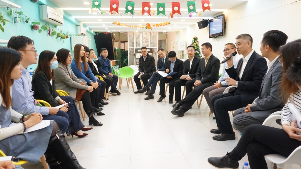 会上交流气氛轻松